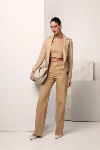 Jednobojne pantalone zvonastog kroja 