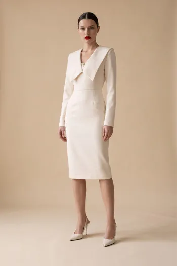 Elegantna midi haljina sa kragnom i brošem 