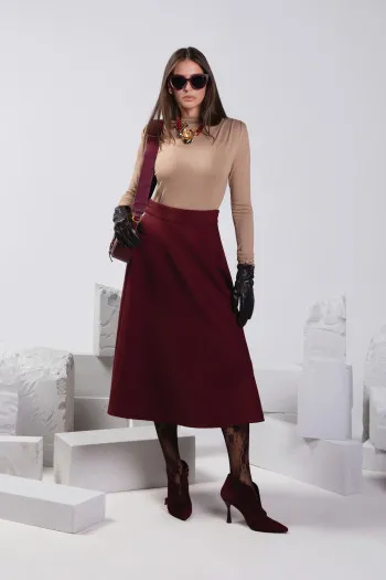 Podesiva ogrlica sa biserima i elegantnim detaljem 